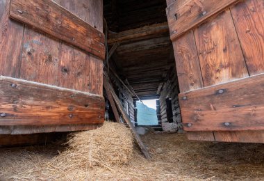 Vadi manzaralı antik ahşap ahır, Antagnod, Vadi manzaralı AostaAncient ahırı, Antagnod, Aosta Vadisi, İtalya, İtalya