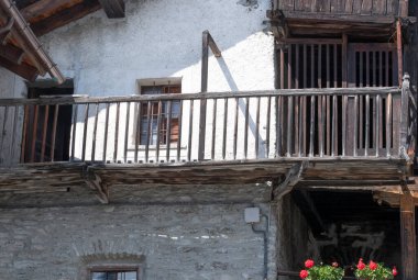  İtalya, Aosta Vadisi, Antagnod 'da tipik bir evin çiçekleriyle dolu bir balkon.