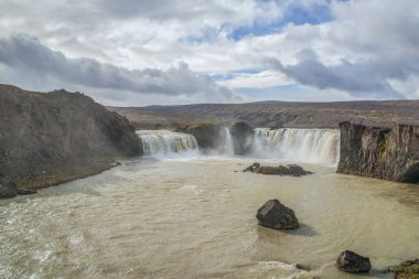 Yağmurdan sonra North Iceland'deki / daki görkemli Goadafoss şelale