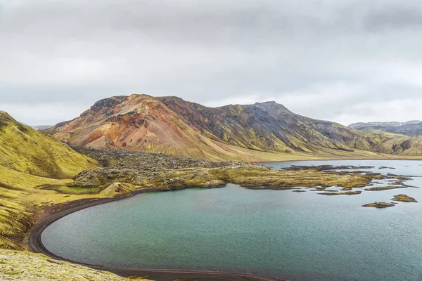 Vista Montanhas Coloridas Torno Lago Frostastadavatn Landmannalaugar Islândia — Fotografia de Stock