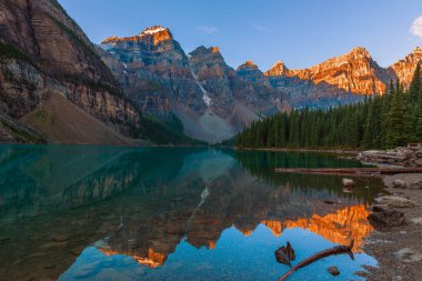 Buzultaş Gölü Banff Ulusal Parkı'nda. Alberta. Kanada. Sunrise