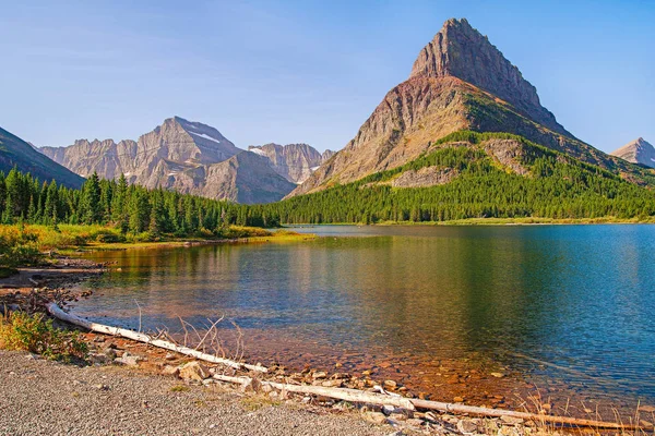 Pohled z hotelu Swiftcurrent Lake z Grinnell Glacier Trail.Glacier národní Park — Stock fotografie