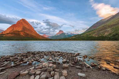 Sunset Bulvarında Swiftcurrent Lake.Glacier Ulusal Park.Montana.Usa