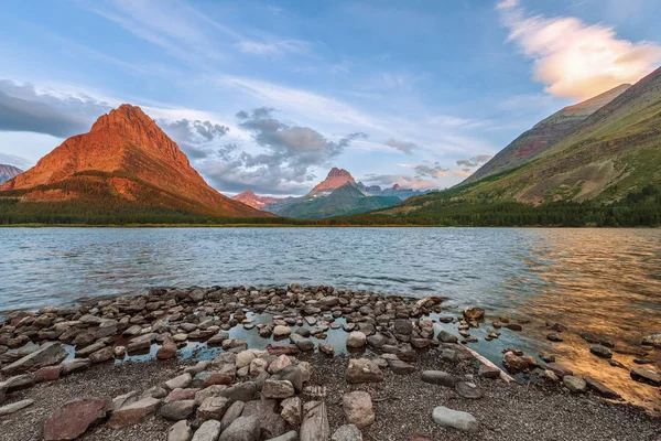 Západ slunce na Swiftcurrent Lake.Glacier národní Park.Montana.Usa — Stock fotografie