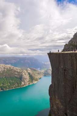 Preikestolen (Vaiz minber) Stavanger bulunan Lysefjorden yukarıda bir uçurum var. Norveç