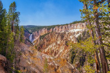 Yellowstone Grand Canyon və alt sanatçı noktası izi düşüyor. Yellowstone Ulusal Parkı. Wyoming. ABD