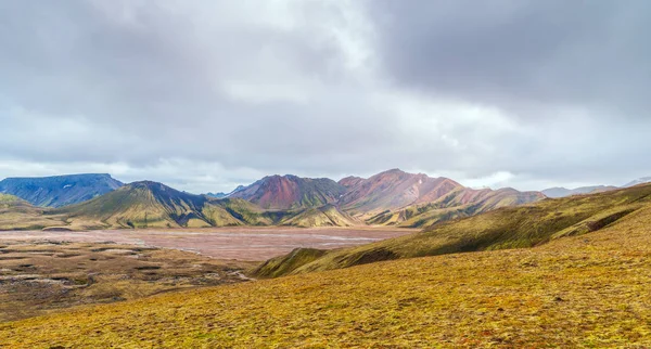 Renkli mounains Landmannalaugar Lau üzerinden panoramik manzaralı
