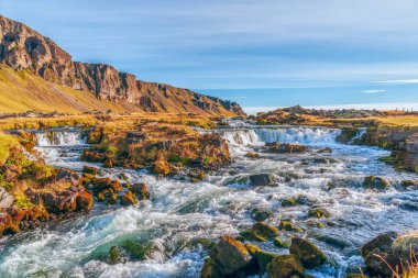 İzlanda Road 1 yakınındaki güney güzel şelale manzarası. Sonbahar