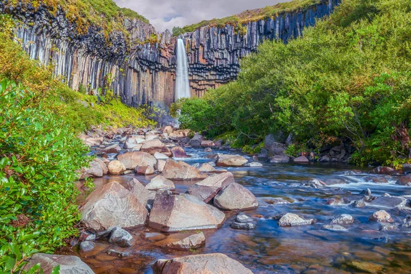 Cascada de Svartifoss y coiumnos de basalto en Vatnajokull Nacional —  Fotos de Stock