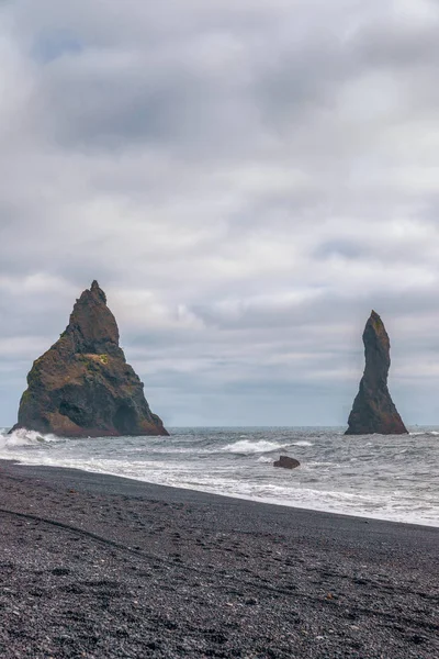 Black Sand Beach and basalt sea stacks in Vik.Sou:Iceland — стоковое фото