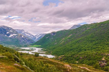 Bir dağ gölü Jotunheimen Milli Parkı'nda bir bakış. Norveç