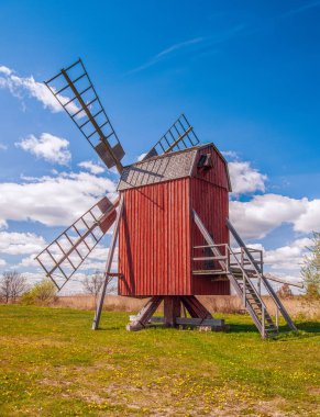 Bir eski kırmızı yel değirmeni, Öland Adası sembolüdür. 1 Mayıs 2014. İsveç