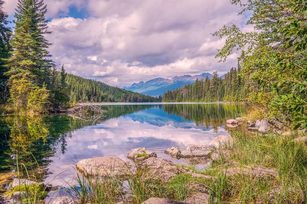 Het eerste meer in de vallei van de vijf meren in Jasper National — Stockfoto