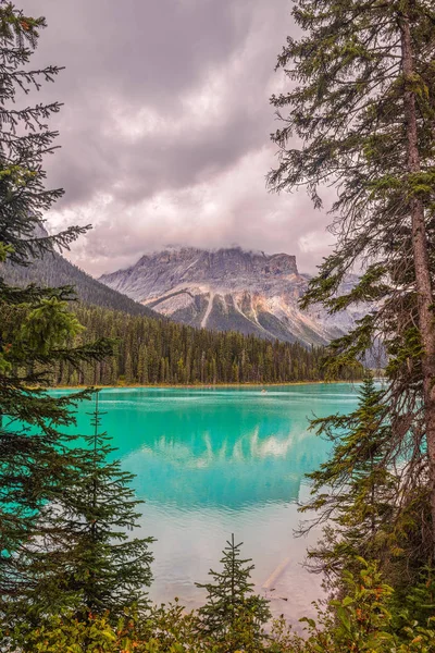 Hora smaragdové jezero počátkem podzimu. Yoho National Park.British — Stock fotografie