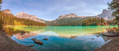 Zümrüt Lake.Yoho Ulusal Park.British Columb panoramik manzaralı
