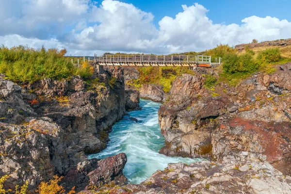 Jembatan logam di atas sungai Hvita. Islandia — Stok Foto