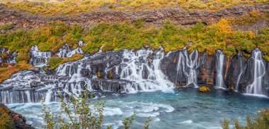 Hraunfossar şelale erken sonbaharda panoramik manzaralı. İçel