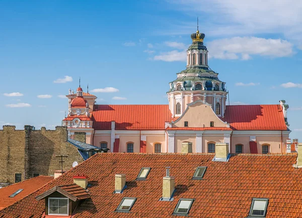 Vista de la iglesia católica de San Casimiro en el casco antiguo de Vilnius. Lithuani — Foto de Stock