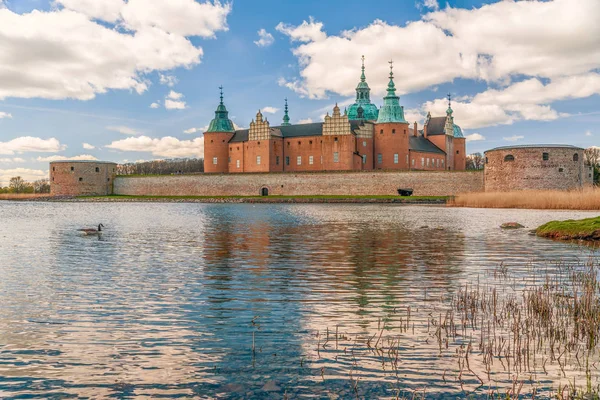 Vista del histórico Castillo de Kalmar en la ciudad de Kalmar.Sweden — Foto de Stock
