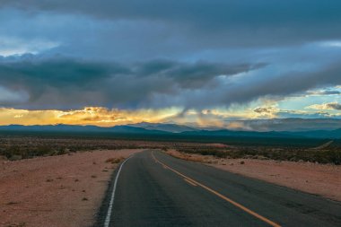 Valley of Fire State Park.N boş yolda fırtına