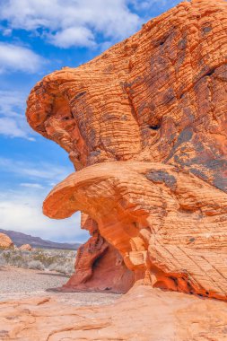 Valley of Fire State Par'da aşınmış kırmızı kumtaşı kaya oluşumları