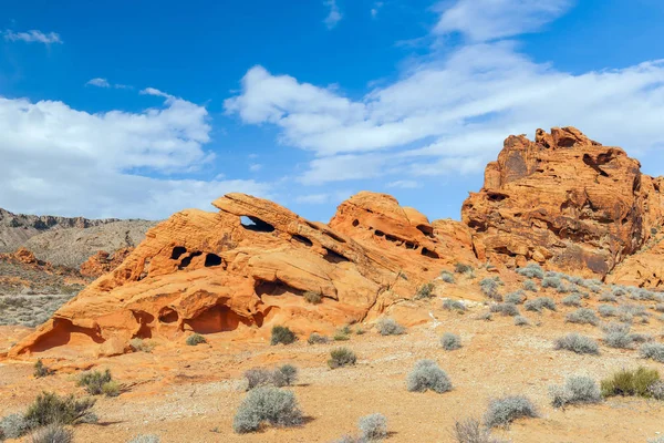 Formaciones rocosas de piedra arenisca roja erosionada.Valley of Fire State Park.N — Foto de Stock