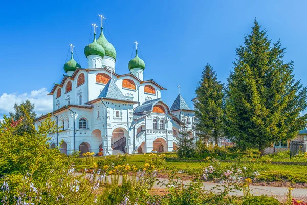 Catedral de San Nicolás en el Convento Nikolo-Vyazhishchsky Novgo — Foto de Stock