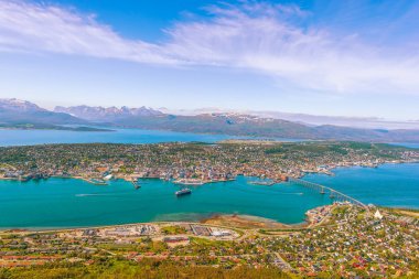 Storsteinen.Norveç Dağı'ndan Tromso şehrinin üst görünümü