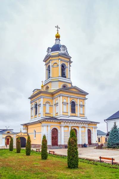 Iglesia de los Tres Grandes Santos en el campanario.Vysotsky Mona — Foto de Stock