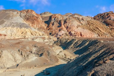 Death Valley Nati'de Sanatçının Drive'ından Kara Dağların Görünümü