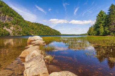 Jordan Pond.Acadia Milli Parkı.Maine.Usa üzerinde taş zinciri