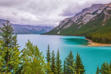Banff Ulusal Parkı 'ndaki Minnewanka Gölü manzarası. Alberta.