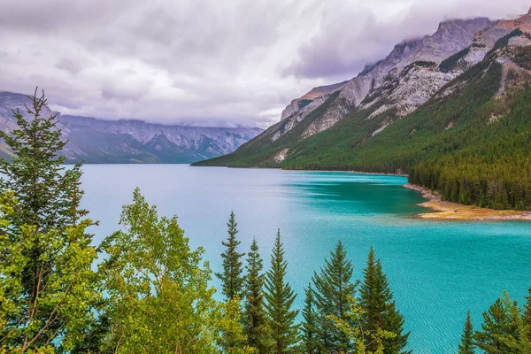 Vista del lago glacial Minnewanka en el Parque Nacional Banff Alberta.C — Foto de Stock