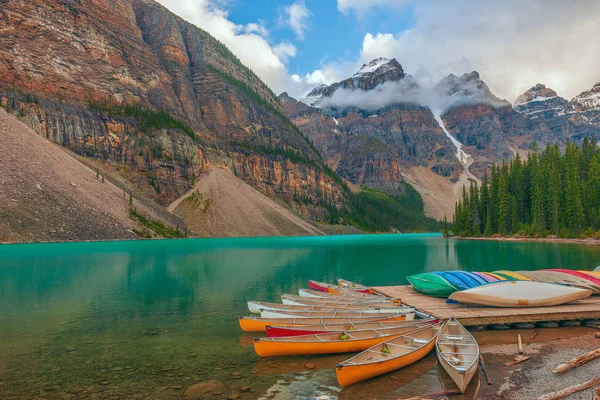 Canoas en el lago Moraine. Parque Nacional Banff. Monta rocosa canadiense — Foto de Stock