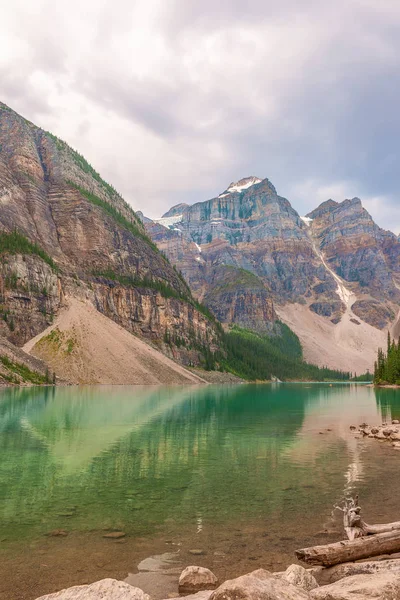 Moraine Lake.Banff National Park.Montains.Alberta rocosa canadiense — Foto de Stock