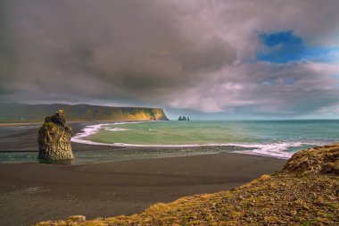 Reynisfjara ve Reynisdrangar 'ın Cape Dyrholaey' den görüntüsü. İzlanda
