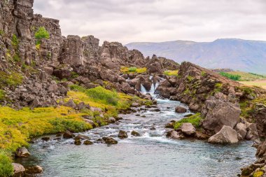 Oxara nehrinde küçük bir şelale. Thingvellir Ulusal Parkı. İzlanda