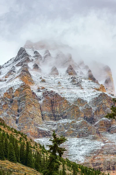 Mount Huber borítja hó és felhők.Yoho Nemzeti Park.Britis — Stock Fotó