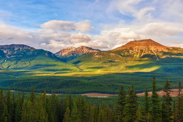 Vue de la montagne Lipalian depuis la route du lac Moraine à Banff National Pa — Photo