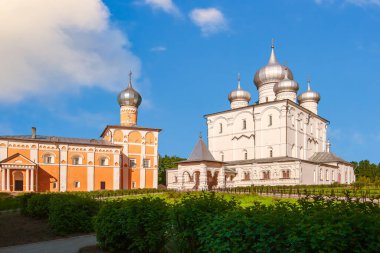 Dönüşüm Katedrali ve Hutyn Kilisesi. Kurtarıcılar Manastırı 'ndan Khutyn Dönüşümü ve St. Varlaam. Veliky Novgorod. Rusya
