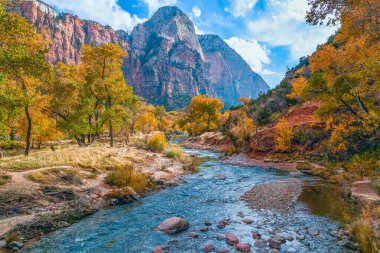 Kuzey Fork Virgin Nehri ve Zion Ulusal Parkı 'nın çevresindeki dağlar. Utah. ABD