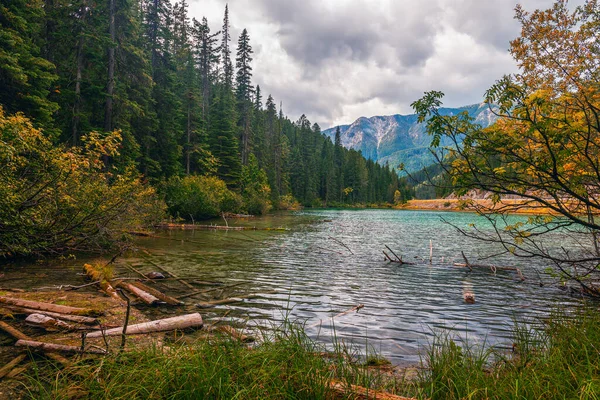 Lago Olive Día Nublado Otoño Parque Nacional Kootenay Columbia Británica — Foto de Stock