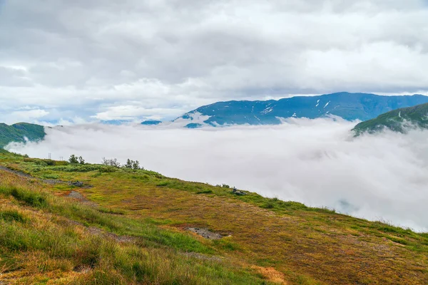 Tebing Sepanjang Jalan Raya Nasional Norwegia Penuh Dengan Awan Norwegia — Stok Foto
