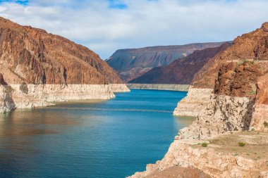 Arizona tarafındaki Hoover Barajı 'nın yanındaki Mead Gölü manzarası. ABD