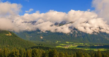Tyrol eyaletindeki küçük bir Alp köyünün panoramik manzarası. Avusturya