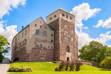 Turku. Finlandiya - 17 Haziran 2014 - Turku Şatosu (Abo yuvası) Finlandiya 'nın en büyük ortaçağ binasıdır ve Turku Limanı' ndan görüldüğü üzere İskandinavya 'nın en büyük ortaçağ kalelerinden biridir..