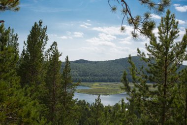 Tepeler, dağlar ve ağaçlarda Orta Rusya arasında güzel göl