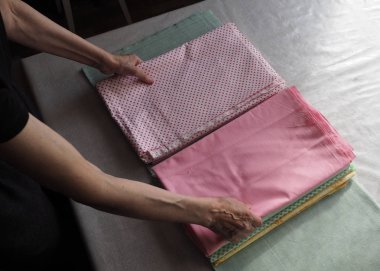 Yaşlı kadın el kıyafetler, katlama yakın çekim