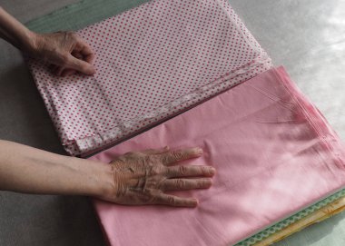 Yaşlı kadın el kıyafetler, katlama yakın çekim