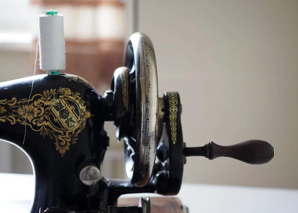 Маховик старой старинной ручной швейной машинки — стоковое фото